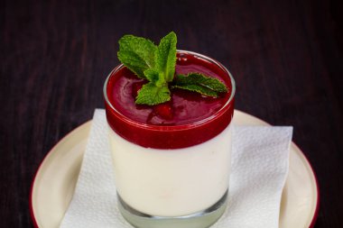 Nane yaprakları hizmet Panacott tatlı