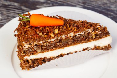 Lezzetli havuç mousse ile kırık fındık