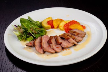 Lezzetli kızarmış ördek göğsü sebzeli