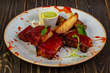 Kavrulmuş domuz kaburga sos ile