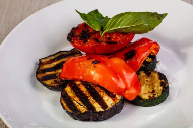 Izgara sebze fesleğen plaka devam eder