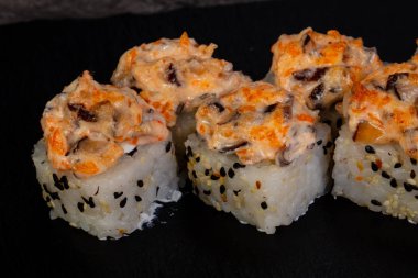 Japon baharatlı suşi ve rulolar