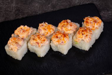 Japon baharatlı suşi ve rulolar