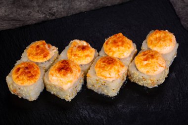 Japonca rulo ile pirinç pişmiş