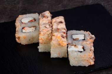 Yengeç eti ile Japon rulo