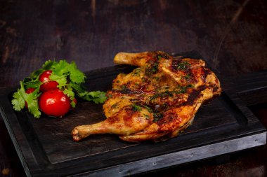 Ahşap üzerine baharat ile ızgara tavuk