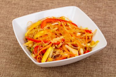 Cam noodle ile sebze ve baharatlar