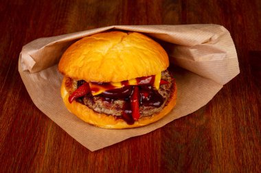 Sığır eti ile ev yapımı lezzetli burger