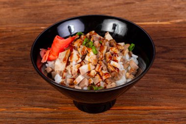 Japon tarzı pirinç domuz eti ile