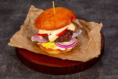 Etli ve peynirli hamburger.