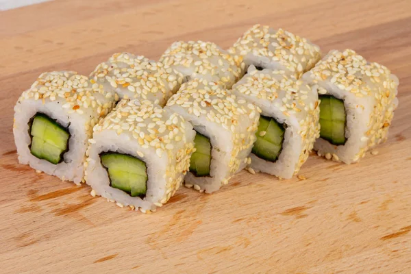 Rollo Vegetariano Tradicional Japonés Con Pepino — Foto de Stock