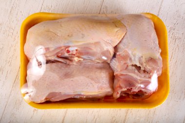 Çorba yemek pişirmek için çiğ tavuk parçaları