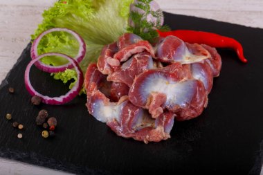 Yemek pişirmek için çiğ tavuk mide
