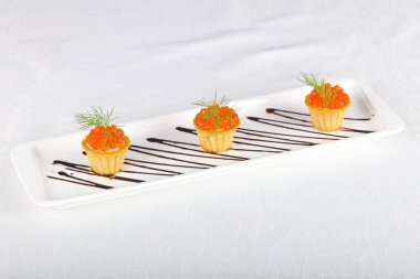 Kırmızı havyar tartalets beyaz plaka