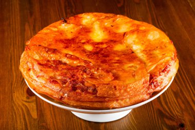 Beyaz yoka pasta peynir ve yumurta ile