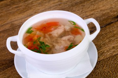 Havuçlu ve otlu tavuk çorbası