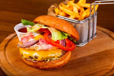 Hamburger kızartma patates ve sos ile