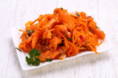 Kabın içinde balık turşusu havuç