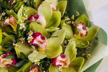 Çeşitli çiçek ile romantik buket