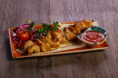 Domates soslu tavuk şiş
