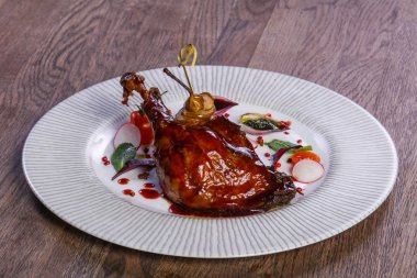 Ördek bacak armut ve sos ile