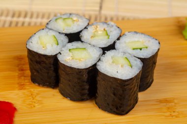 Lezzetli salatalık mini suşi rulo