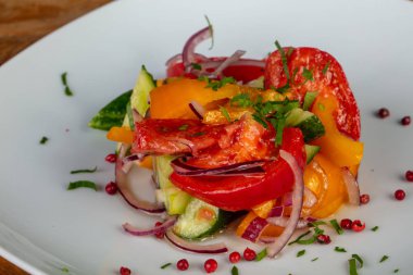 Lezzetli bir rustik doğranmış domates, salatalık, soğan ve biber salatası