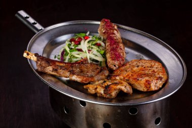 Soğan ile ızgara plakası karıştırın