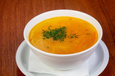 Lezzetli tavuk bouillon erişte ve otlar ile
