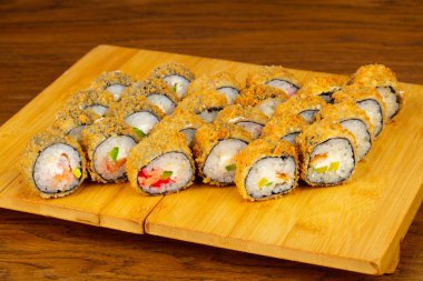 Lezzetli kızarmış tempura sushi seti