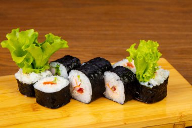 Marul ile lezzetli korkumu suşi rulo