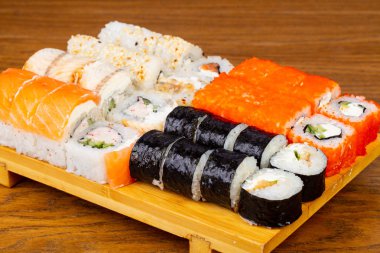 Lezzetli yılan balığı sushi roll seti
