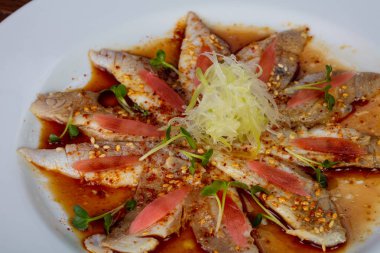 Carpaccio dorada balık ve sos ile