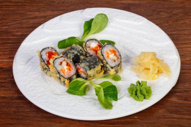 Yılan balığı ve tobiko ile tempura rulo