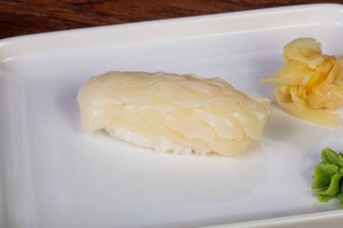 Kalamar ile Japon soğuk suşi