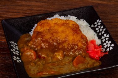 Japon Tonkatsu domuz köri sosu ve pirinç ile