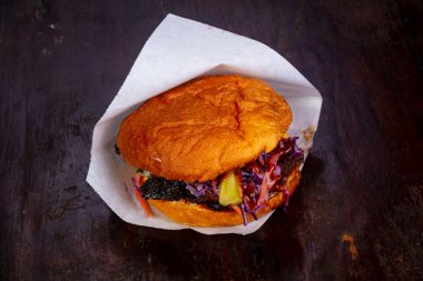 Burger çekti domuz ve kırmızı lahana