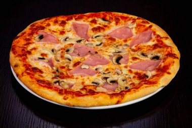 Jambonlu ve peynirli lezzetli pizza.