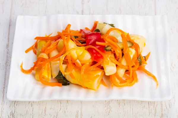 Köstlicher Asiatischer Salat Mit Marinierten Bambussprossen Und Gemüse — Stockfoto