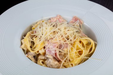 Jambon ve peynir ile lezzetli makarna