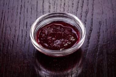 Tatlı kızılcık sosu kase