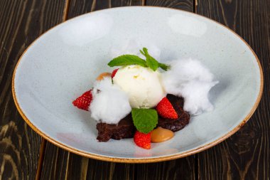 Nane brownie kek çilek ile hizmet