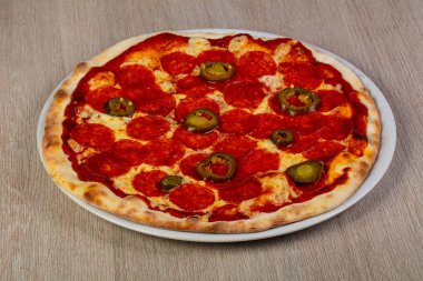 Pizza biberli sosis ve biber