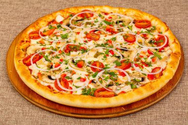 Mantar, peynir ve tavuk pizza