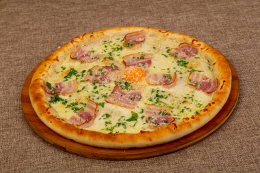 Pizza Carbonara jambon ve yumurta