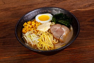 Domuz eti ve yumurta ile Japon Ramen çorbası