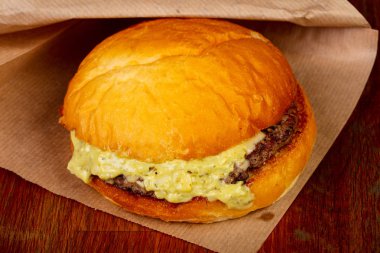 Sığır eti ile ev yapımı lezzetli burger