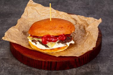 Etli ve peynirli hamburger.