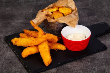 Soslu balık ve patates kızartması