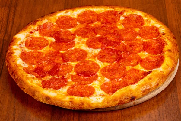 Pizza Peperoni Mit Würstchen Über Hölzernen Speck — Stockfoto
